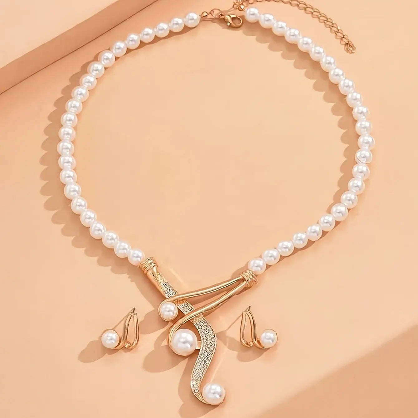 A Round Artificial Pearl Necklace - Unique Trends