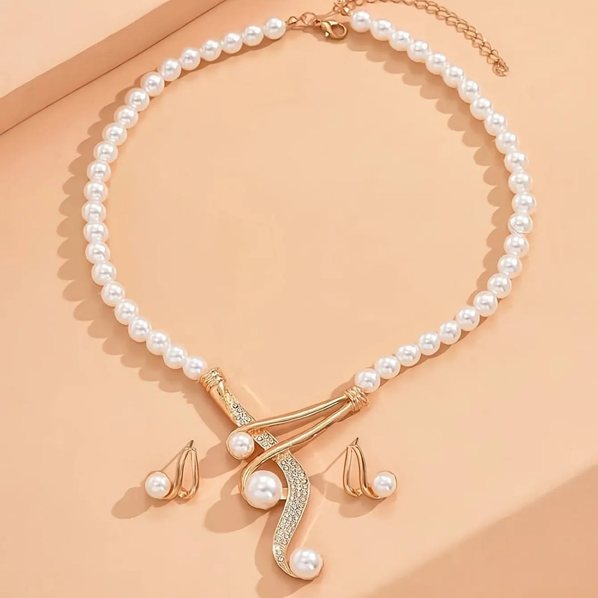 A Round Artificial Pearl Necklace - Unique Trends